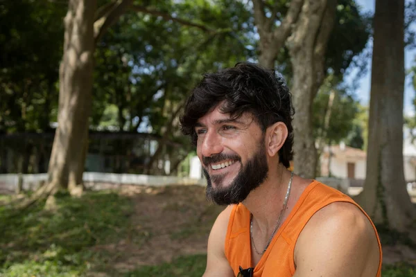 Ritratto Giovane Uomo Sorridente Parco Una Bella Giornata Sole Sfondo — Foto Stock