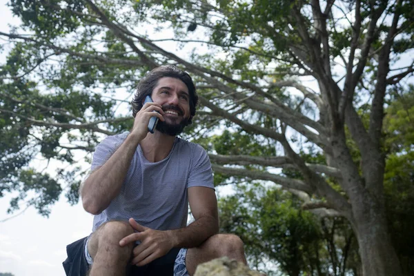 Joven Parque Hermoso Día Soleado Con Teléfono Móvil Teléfono Móvil — Foto de Stock