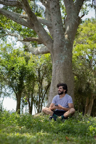 Jovem Parque Belo Dia Ensolarado Com Telefone Celular Telefone Celular — Fotografia de Stock