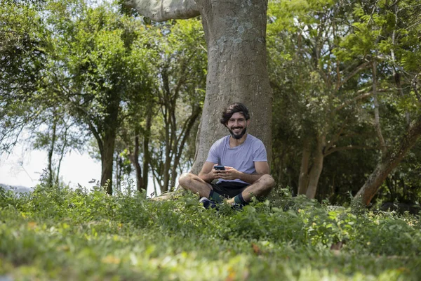 Joven Parque Hermoso Día Soleado Con Teléfono Móvil Teléfono Móvil — Foto de Stock