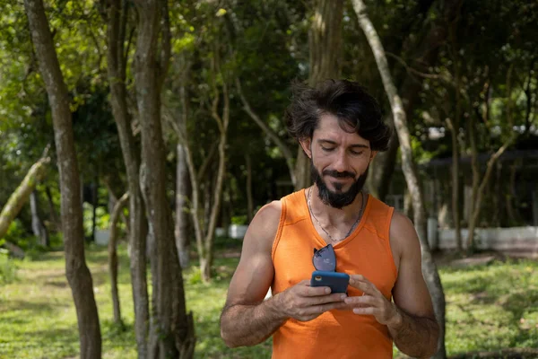 Ung Man Park Vacker Solig Dag Med Mobiltelefon Mobiltelefon För — Stockfoto