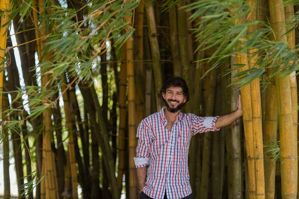 Ritratto Giovane Uomo Sorridente Parco Una Bella Giornata Sole Sfondo — Foto Stock