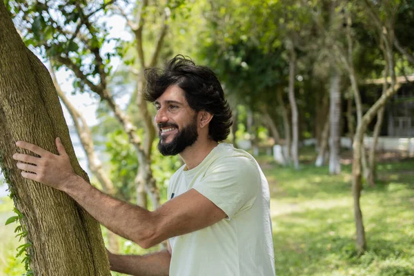Portrét Usmívajícího Mladíka Parku Krásného Slunečného Dne Muž Objímající Strom — Stock fotografie