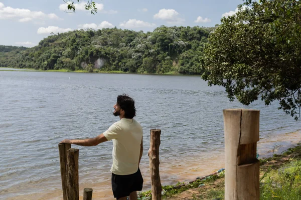 Retrato Jovem Sorridente Parque Belo Dia Ensolarado Fundo Verde Natureza — Fotografia de Stock