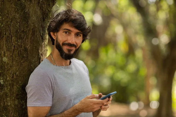 Vista Jovem Usando Smartphone Dia Com Parque Verde Segundo Plano — Fotografia de Stock