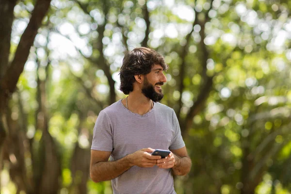 Vista Jovem Usando Smartphone Dia Com Parque Verde Segundo Plano — Fotografia de Stock