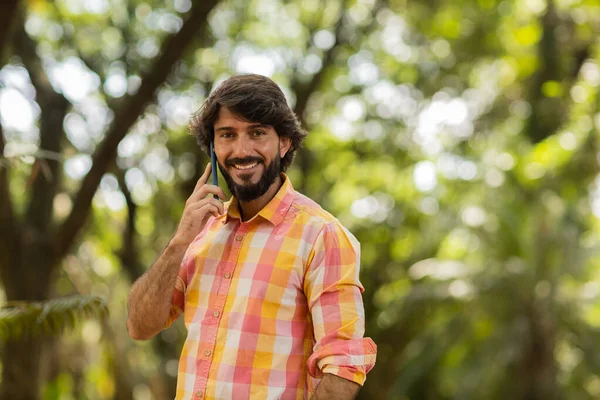 Vista Jovem Usando Smartphone Dia Com Parque Verde Segundo Plano — Fotografia de Stock