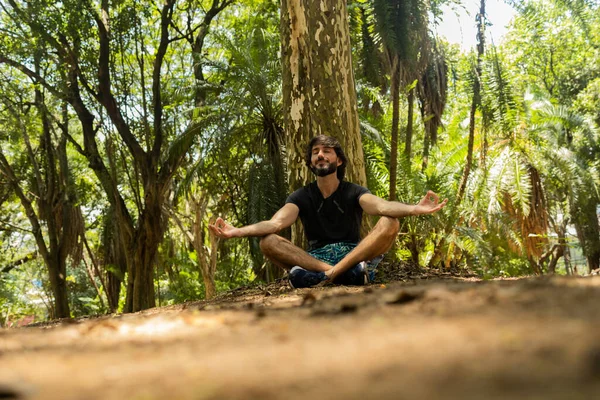 Genç Adam Meditasyon Yapıyor Güneşli Havada Yoga Meditasyon Pratiği Parkta — Stok fotoğraf