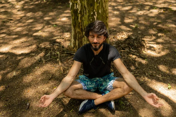 Jovem Meditando Prática Ioga Meditação Ensolarado Dia Num Parque Foto — Fotografia de Stock