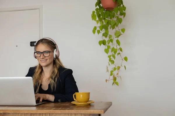 Mujer Joven Que Trabaja Casa Con Portátil Papeles Escritorio Auriculares — Foto de Stock
