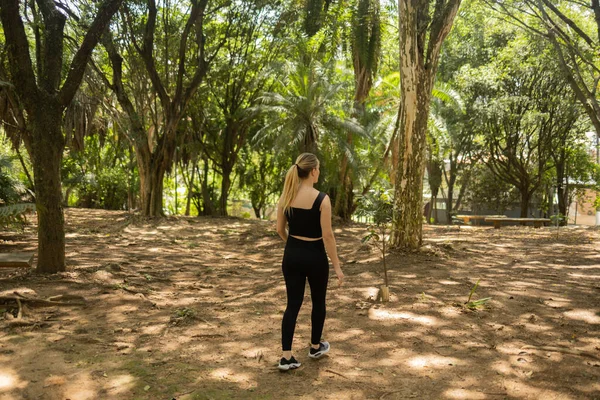 Jovem Correndo Correndo Parque Livre Atleta Mulher Durante Treino Sente — Fotografia de Stock