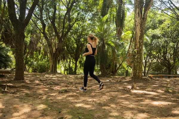 Genç Bir Kadın Parkta Koşuyor Koşuyor Spor Yaparken Bayan Sporcu — Stok fotoğraf