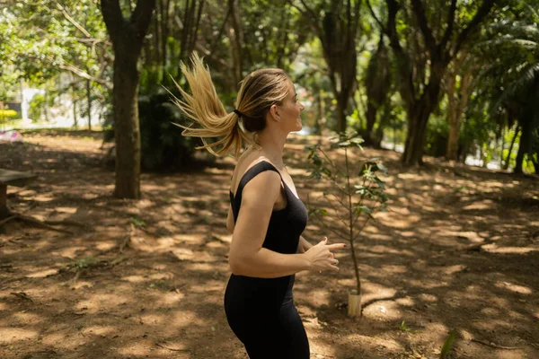 Genç Bir Kadın Parkta Koşuyor Koşuyor Spor Yaparken Bayan Sporcu — Stok fotoğraf