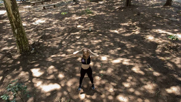Genç Bir Kadın Parktaki Antrenmandan Önce Esneme Hareketleri Yapıyor Sporcu — Stok fotoğraf