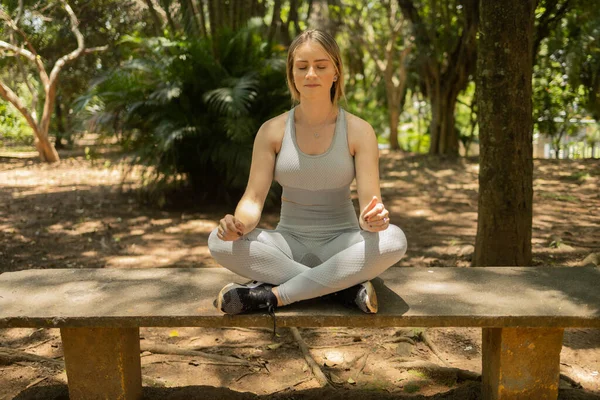 Jovem Mulher Meditando Prática Ioga Meditação Ensolarado Dia Num Parque — Fotografia de Stock