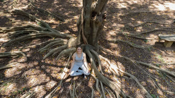 Jovem Mulher Meditando Prática Ioga Meditação Ensolarado Dia Num Parque — Fotografia de Stock