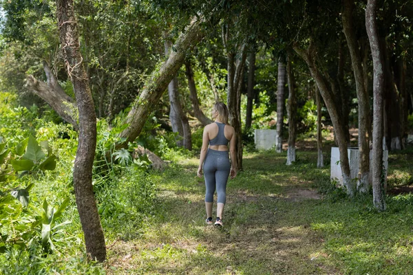 Güzel Güneşli Bir Günde Parkta Egzersiz Yapan Mutlu Kadın Kadın — Stok fotoğraf