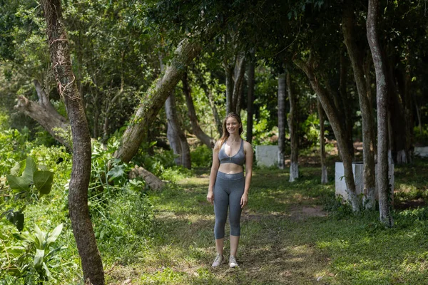 Güzel Güneşli Bir Günde Parkta Egzersiz Yapan Mutlu Kadın Kadın — Stok fotoğraf