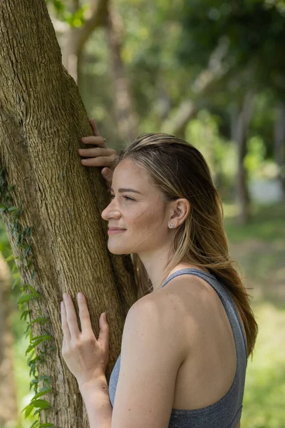 Güneşli Bir Günde Parkta Gülümseyen Genç Bir Kadının Portresi Ağaca — Stok fotoğraf