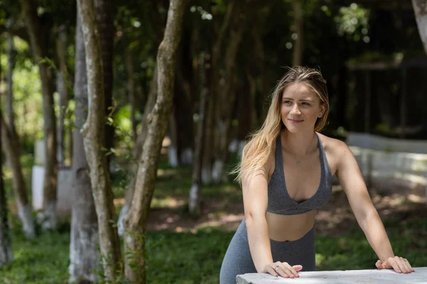 Güzel Güneşli Bir Günde Parkta Egzersiz Yapan Mutlu Kadın Kadın — Stok fotoğraf