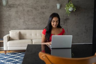 Masasında dizüstü bilgisayarla çalışan genç siyahi bir kadın. Merkez ofis konsepti. Çalışmak için gri defter. Yüksek kalite fotoğraf