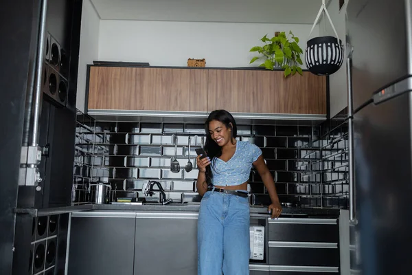 Young Black Woman Working Home Smartphone Kitchen Her Apartment Home — Stock Photo, Image