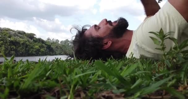 Jonge Zakenman Werkt Buiten Een Groen Park Met Zijn Smartphone — Stockvideo