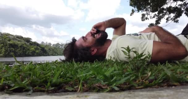 Joven Hombre Negocios Que Trabaja Aire Libre Parque Verde Con — Vídeos de Stock
