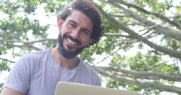 Güzel Güneşli Bir Günde Kucağında Dizüstü Bilgisayarla Parkta Genç Bir — Stok video