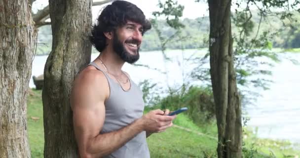 Jovem Homem Negócios Trabalhando Livre Parque Verde Com Seu Smartphone — Vídeo de Stock