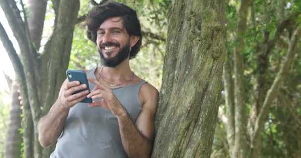 Jeune Homme Affaires Travaillant Extérieur Dans Parc Verdoyant Avec Son — Video