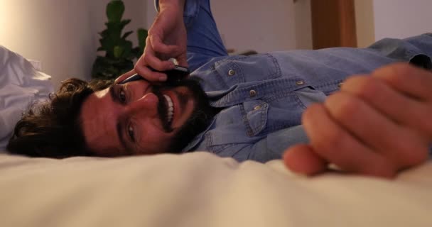 Jovem Homem Negócios Trabalhando Casa Com Smartphone Deitado Cama Fraldas — Vídeo de Stock