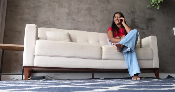 Jonge Zwarte Vrouw Die Thuis Werkt Met Smartphone Zittend Haar — Stockvideo