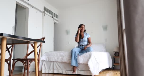 Joven Mujer Negra Trabajando Casa Con Smartphone Sentado Cama Dormitorio — Vídeos de Stock