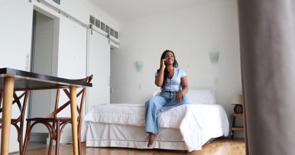 Joven Mujer Negra Trabajando Casa Con Smartphone Sentado Cama Dormitorio — Vídeos de Stock