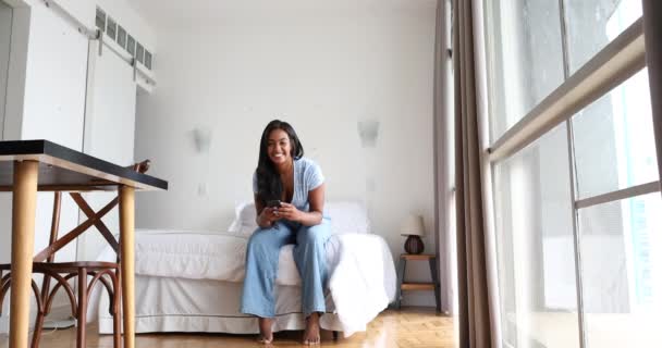 Joven Mujer Negra Trabajando Casa Con Smartphone Sentado Cama Dormitorio — Vídeo de stock