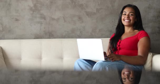 Jonge Zwarte Vrouw Die Thuis Werkt Met Laptop Haar Schoot — Stockvideo