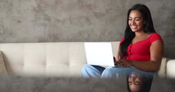 Mulher Negra Jovem Trabalhando Casa Com Laptop Seu Colo Sentado — Vídeo de Stock