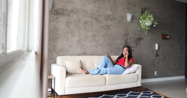 Jeune Femme Noire Travaillant Maison Avec Smartphone Couché Sur Son — Video
