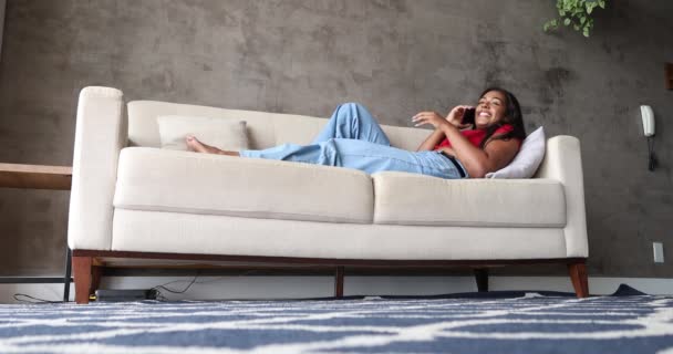 Jeune Femme Noire Travaillant Maison Avec Smartphone Couché Sur Son — Video