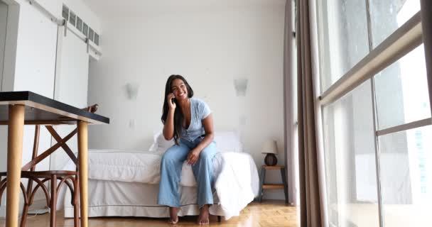 Joven Mujer Negra Trabajando Casa Con Smartphone Sentado Cama Dormitorio — Vídeos de Stock