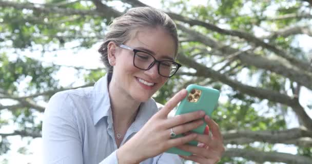 Jonge Blanke Vrouw Die Overdag Een Smartphone Gebruikt Met Een — Stockvideo