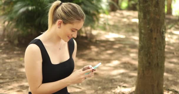 Gündüz Vakti Arka Planda Yeşil Park Olan Akıllı Telefon Kullanan — Stok video