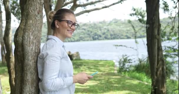 Jovem Mulher Branca Usando Smartphone Dia Com Parque Verde Fundo — Vídeo de Stock