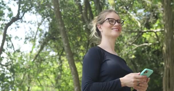 Jeune Femme Blanche Utilisant Smartphone Jour Avec Parc Vert Arrière — Video