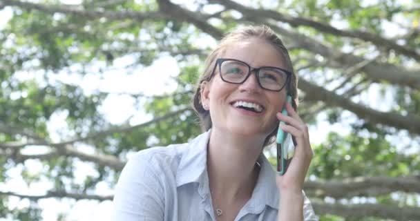 Jeune Femme Blanche Utilisant Smartphone Jour Avec Parc Vert Arrière — Video