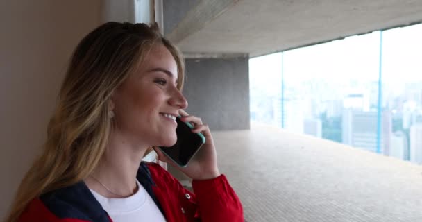 Sidovy Ung Kvinna Talar Telefon Vid Fönstret Med Utsikt Över — Stockvideo