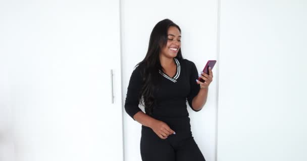 Ung Kvinna Arbetar Hemma Med Smartphone Inne Sin Lägenhet Begreppet — Stockvideo