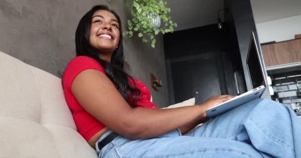 Een Jonge Vrouw Die Thuis Werkt Met Een Laptop Haar — Stockvideo