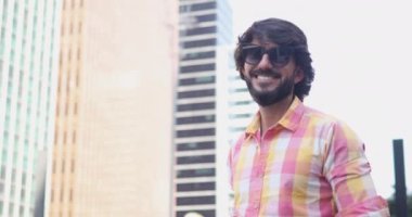 Arka planda şehir manzaralı genç adam manzarası.